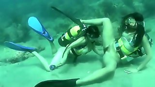 bottle,underwater