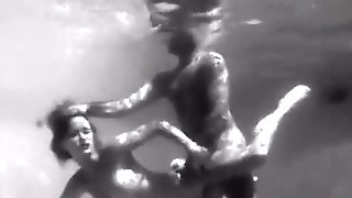bottle,underwater